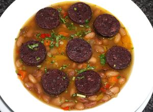 Una foto de PUCHERO DE POROTOS HALLADOS CON PRIETAS (Morcillas)