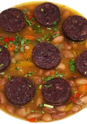 Una foto de PUCHERO DE POROTOS HALLADOS CON PRIETAS (Morcillas)