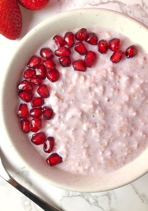 A picture of Pink Overnight Oats.
