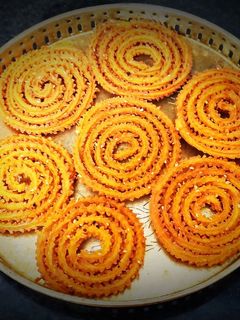 खुसखुशीत चकली (chakali recipe in marathi) रेसिपी चे मुख्य फोटो