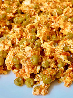 Una foto de Huevo con tomate y guisantes