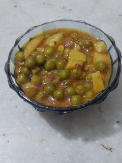 વટાણા બટાકા નું શાક (Vatana Bataka Shak Recipe In Gujarati) રેસીપી મુખ્ય ફોટો
