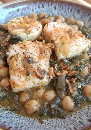 Una foto de Bacalao con garbanzos, acelgas y huevo