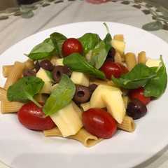 Una foto de Ensalada de fideos caprese 🍅
