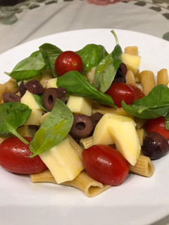 Una foto de Ensalada de fideos caprese 🍅