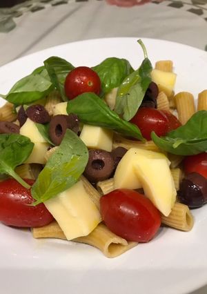 Una foto de Ensalada de fideos caprese 🍅