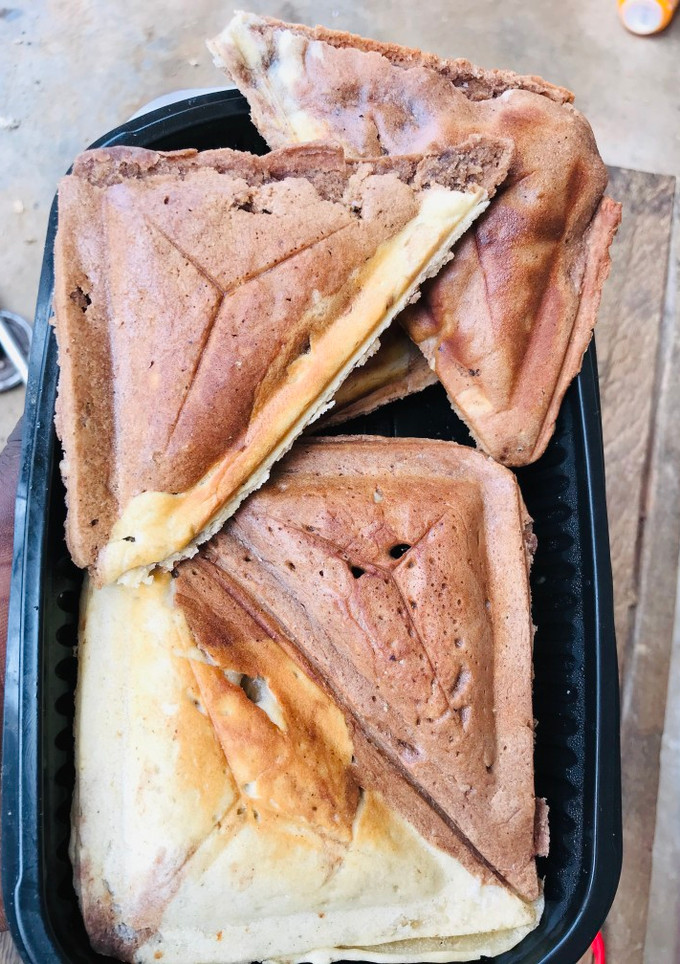 A picture of Title:chocolate and plain toast cake.