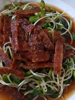 รูปของ "หมูสวรรค์ผัดต้นอ่อนทานตะวัน" 🐷🌱😋