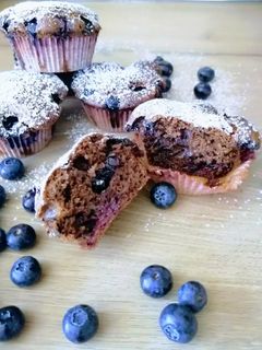 O poză a rețetei Muffins cu cacao și afine.