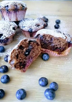 O poză a rețetei Muffins cu cacao și afine.