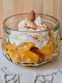 Una foto de Duraznos frescos con crema agria a la canela 🍑