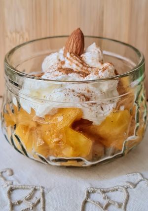 Una foto de Duraznos frescos con crema agria a la canela 🍑