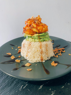 Una foto de Torre tipo Sushi con Gambón Picante 🍤