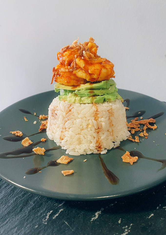 Una foto de Torre tipo Sushi con Gambón Picante 🍤