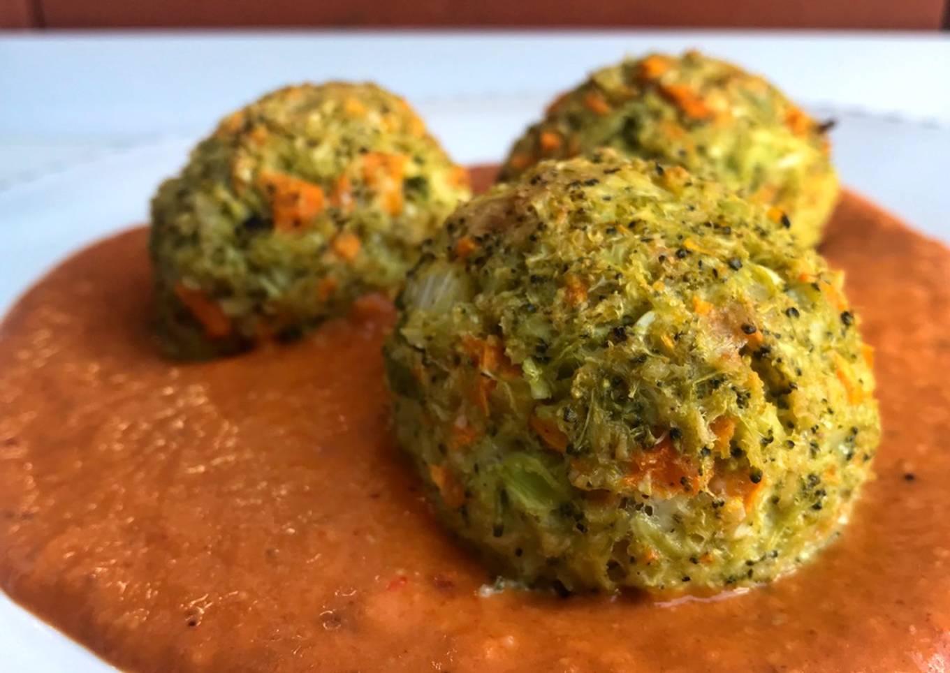 Albóndigas de brócoli con salsa romesco