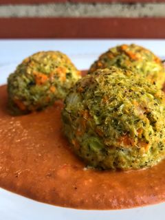 Una foto de Albóndigas de brócoli con salsa romesco