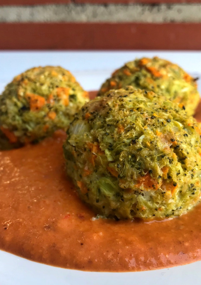 Una foto de Albóndigas de brócoli con salsa romesco