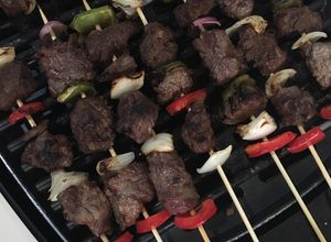 Una foto de Pinchos de res a la parrilla