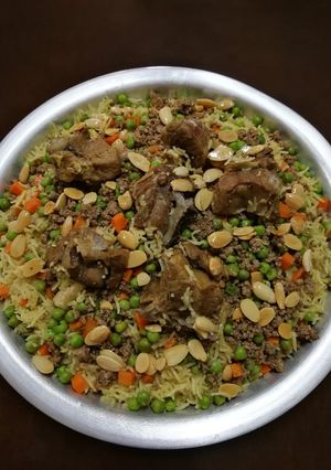 صورة لوصفة أرز باللحم مع بازيلا وجزر