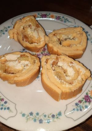 Una foto de Pionono con roquefort y ananá