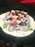 Gnocchi viola con crema di latte e speck