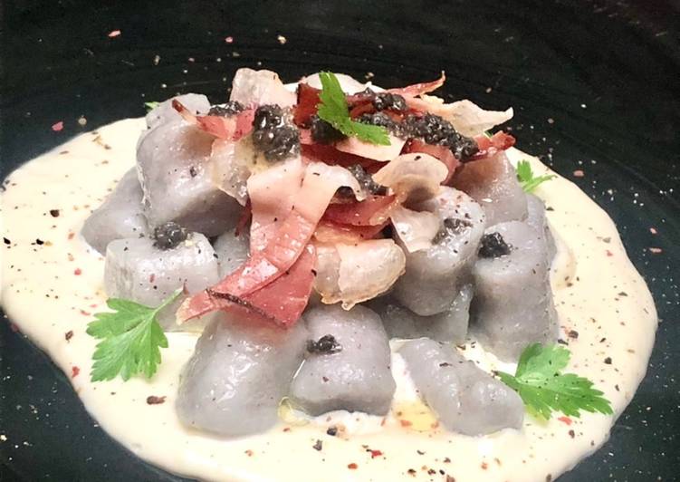 Gnocchi viola con crema di latte e speck