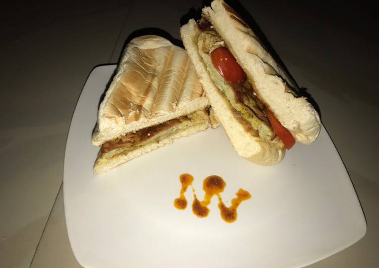 Agege Bread sandwich 
Mrs Yahyus Cuisine
Instagram @umarsambofaiza