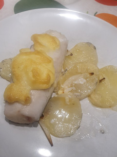 Una foto de Filetes de merluza al horno con gratinado de allioli