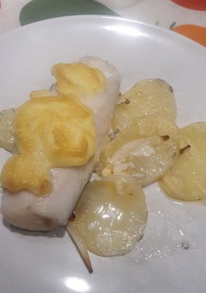 Una foto de Filetes de merluza al horno con gratinado de allioli
