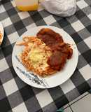 Chuleta de Cerdo con Salsa de Guajillo y Spaghetti Rojo con Queso Mozzarella