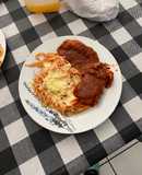 Chuleta de Cerdo con Salsa de Guajillo y Spaghetti Rojo con Queso Mozzarella