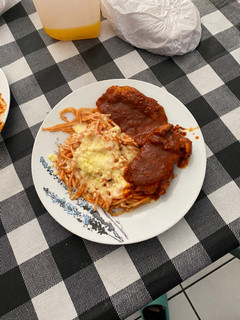 Una foto de Chuleta de Cerdo con Salsa de Guajillo y Spaghetti Rojo con Queso Mozzarella
