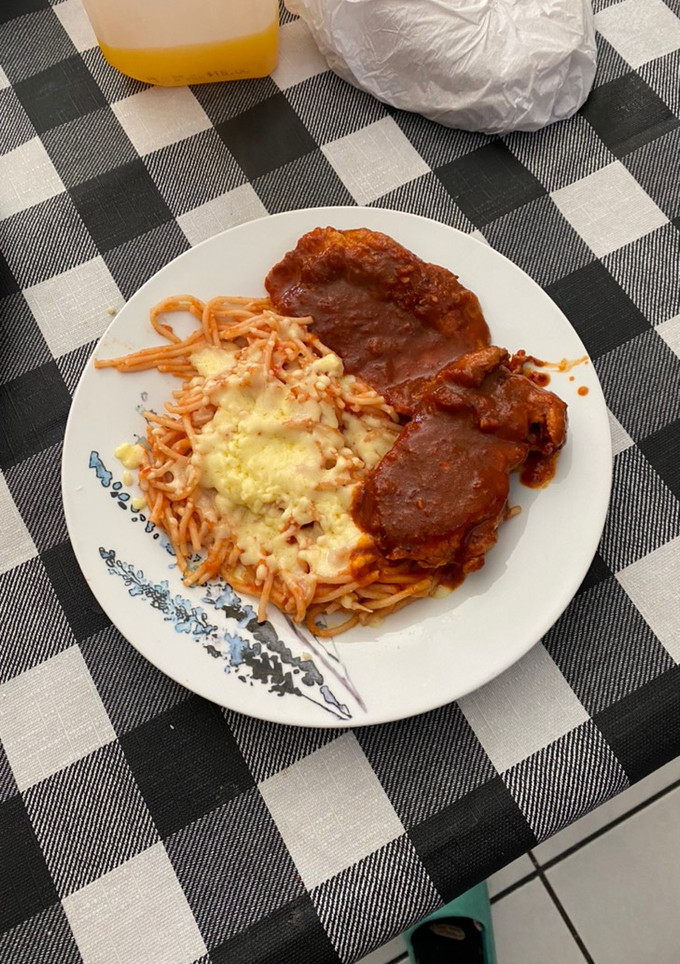 Una foto de Chuleta de Cerdo con Salsa de Guajillo y Spaghetti Rojo con Queso Mozzarella