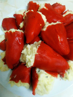 Una foto de Pimientos del piquillo rellenos de brandada de bacalao