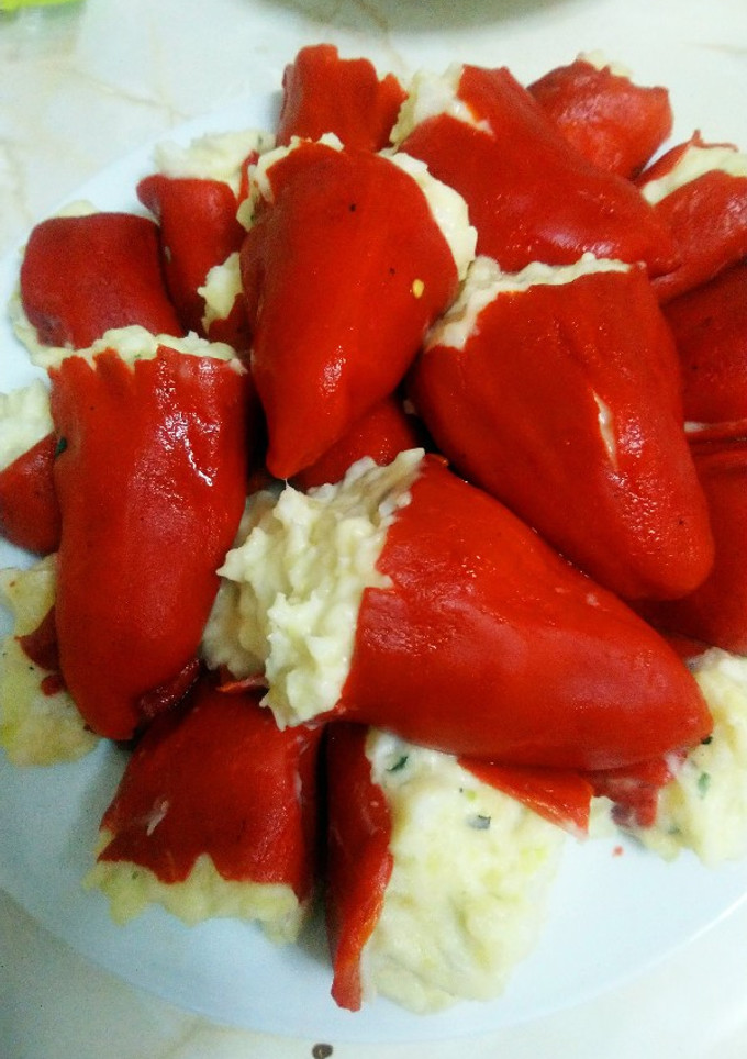 Una foto de Pimientos del piquillo rellenos de brandada de bacalao
