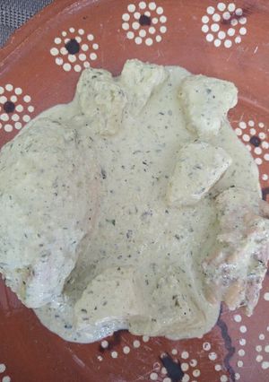 Una foto de Pollo en salsa de chile poblano 🍗