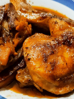 Una foto de Pollo asado a la cerveza negra con batata y cebolla a las hierbas provenzales