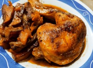 Foto principal de Pollo asado a la cerveza negra con batata y cebolla a las hierbas provenzales