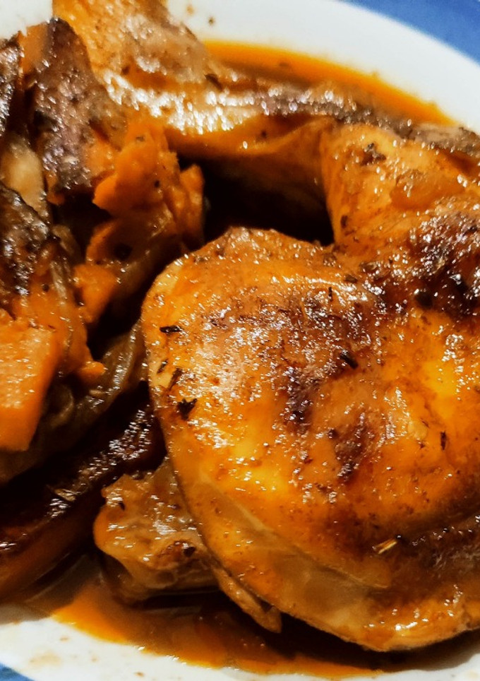 Una foto de Pollo asado a la cerveza negra con batata y cebolla a las hierbas provenzales