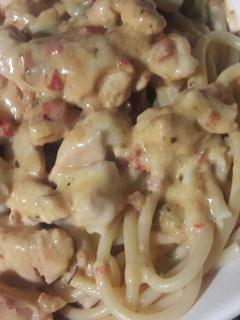 Una foto de Fideos con salsa de crema y pollo