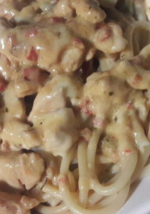 Una foto de Fideos con salsa de crema y pollo