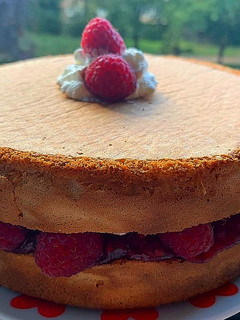Una foto de Bizcocho inglés relleno de mermelada y nata