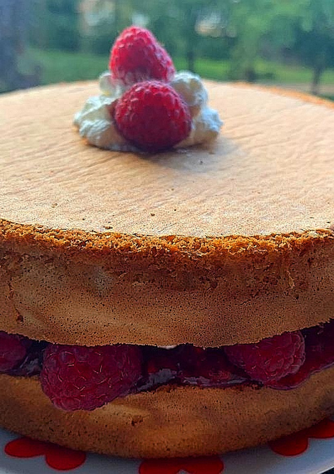 Una foto de Bizcocho inglés relleno de mermelada y nata