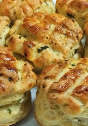 Túrós-medvehagymás pogácsa recept fotója