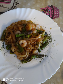 Una foto de Noodles de arroz con espárragos trigueros y gambas