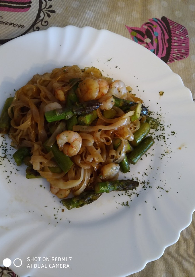 Una foto de Noodles de arroz con espárragos trigueros y gambas