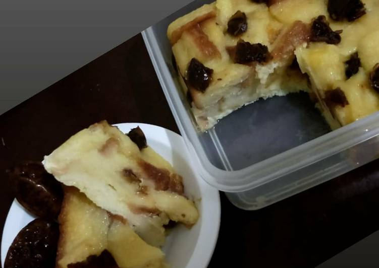 Pudding roti tawar kukus topping kurma