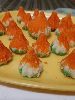 तिरंगी मावा मोदक (tiranga mawa modak recipe in marathi) रेसिपी चे मुख्य फोटो