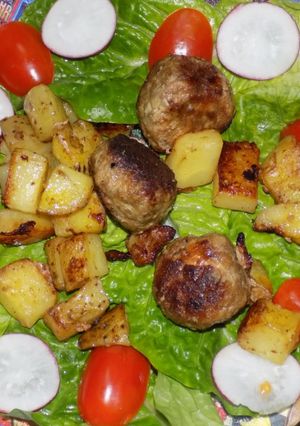 Una foto de Albondiguitas con papas al curry