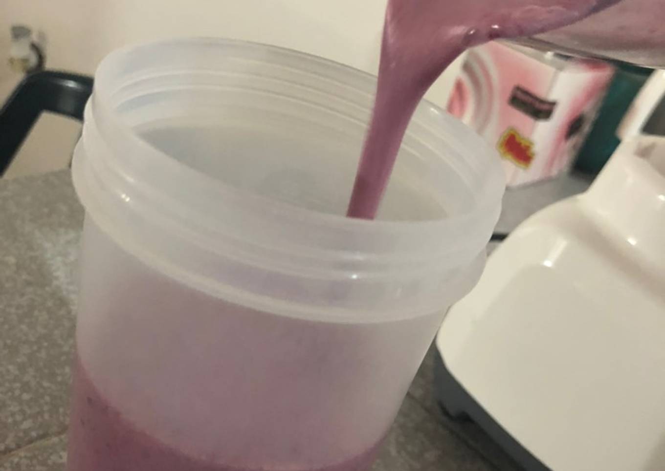 Licuado de frutos rojos, avena y nuez